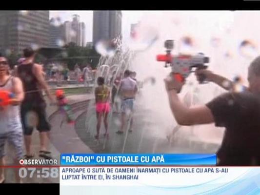 Bataie cu apa pe strazile din Shanghai