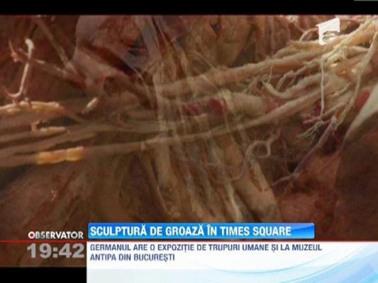 Sculptura de groaza in Times Square