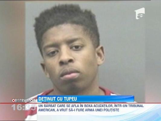 Un detinut din boxa acuzatilor a incercat sa fure arma unei politiste