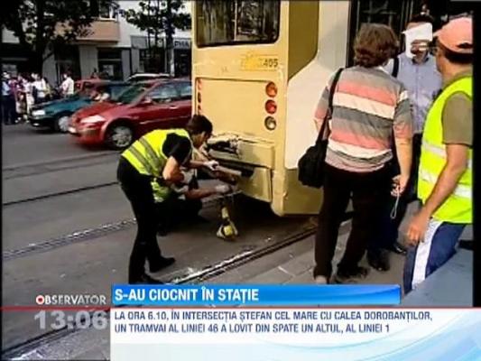 Update / Bucuresti: Ciocnire violenta intre doua tramvaie. Sase oameni au fost raniti