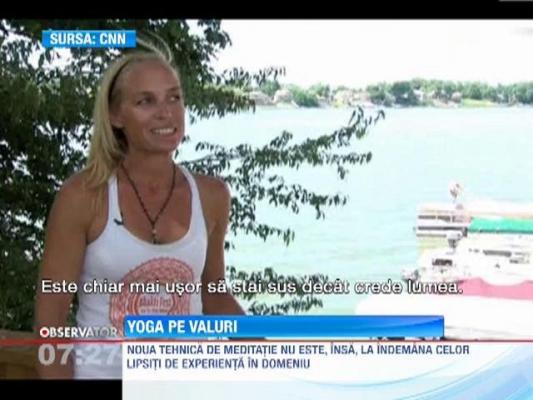 Yoga pe o plansa de surfing