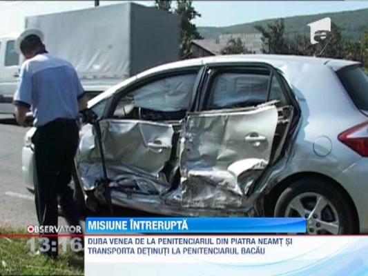 Duba cu detinuti, implicata intr-un accident la Bacau