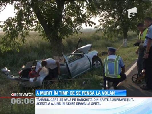 O soferita a intrat cu masina intr-un copac pentru ca, in loc sa fie atenta la drum, se pensa!
