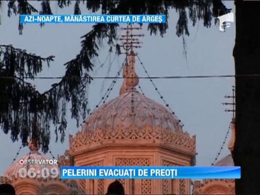 Pelerini evacuati de preoti, la Manastirea Curtea de Arges