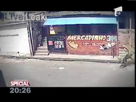 Jefuitor aruncat pe geam, cu tot cu pistol, de proprietar