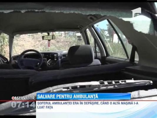 Suceava: Un tanar neatent a lovit o ambulanta care se afla in misiune
