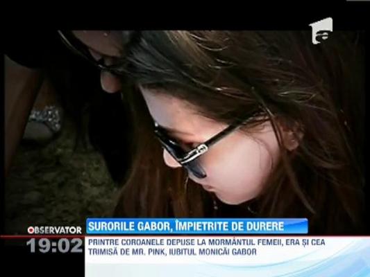 Surorile Gabor, devastate de durere la inmormantarea mamei lor