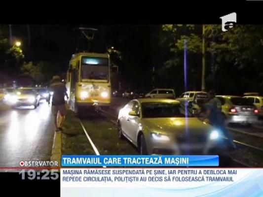 Un tramvai a tractat o masina ramasa suspendata pe sine