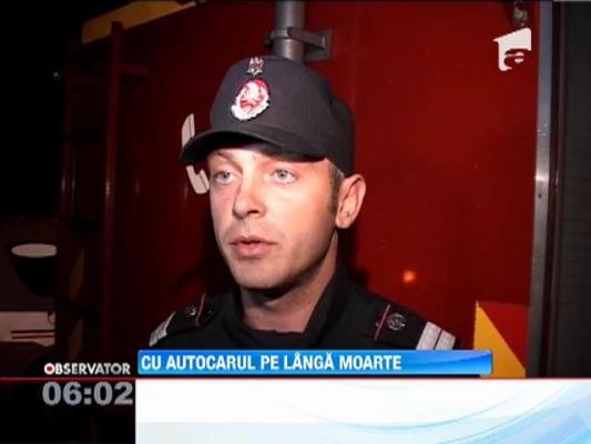 Autocar plin cu oameni, implicat intr-un accident auto