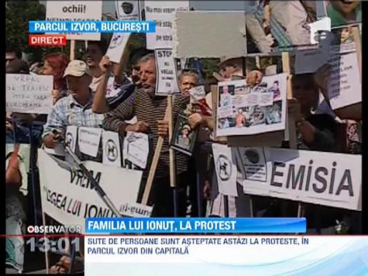 Sute de oameni protesteaza in Parcul Izvor fata de maidanezii din Capitala