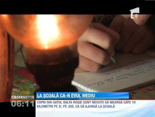 La scoala ca-n Evul Mediu: Merg 10 kilometri pe jos pentru a invata