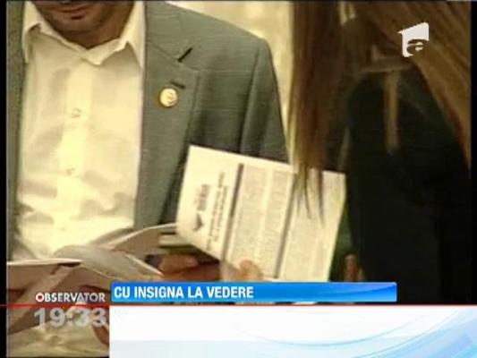 In Parlament, doar cu insigna tricolora la vedere