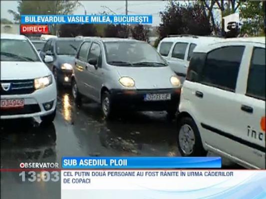 Capitala devastata de ploaie si vant