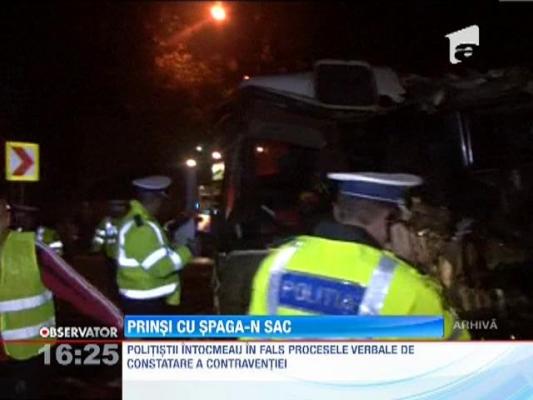 Politisti din Arad, prinsi cand primeau spaga