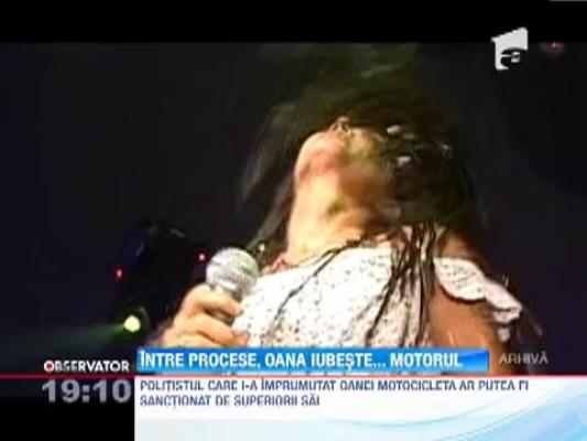 Oana Zavoranu s-a fotografiat pe o motocicleta a Politiei