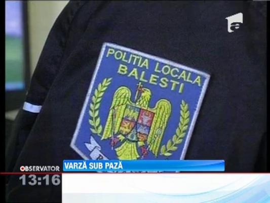 Politistii din comuna gorjeana Balesti pazesc culturile de varza ale localnicilor