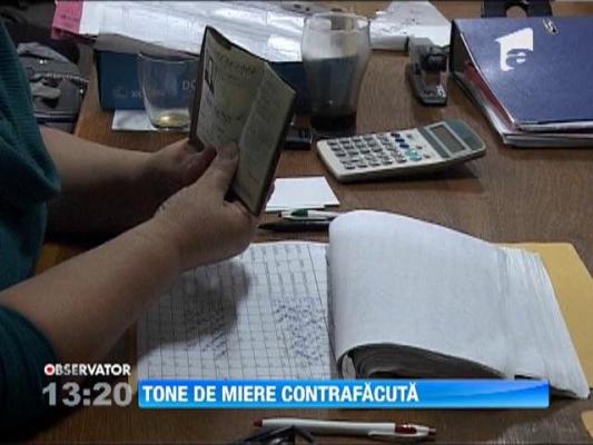 Tone de miere indoita cu apa si zahar, in Deva