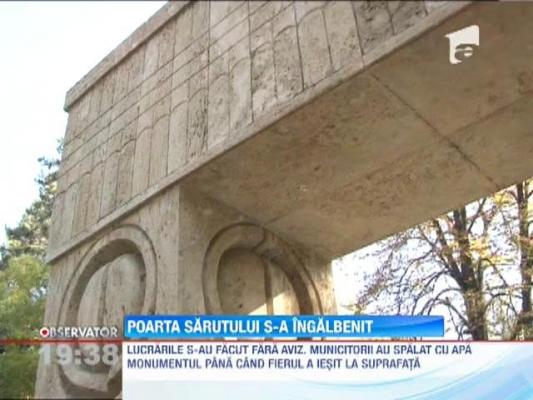 Poarta Sarutului a lui Brancusi, ingalbenita de cei care trebuiau sa o restaureze
