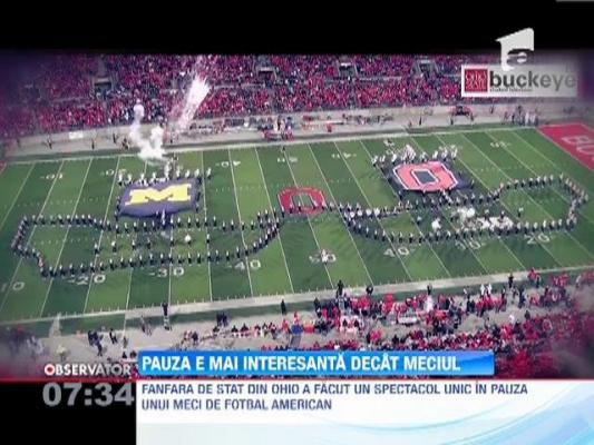 Stadion plin cu spectatori, veniti sa vada spectacolul din pauza unui meci de fotbal american