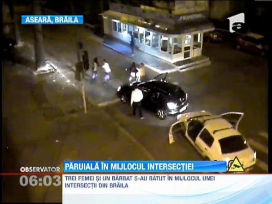 Trei femei si un barbat s-au batut in mijlocul unei intersectii din Braila