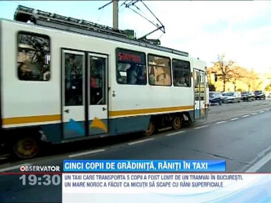 Un taxi in care se aflau copii s-a lovit de un tramvai, in Bucuresti