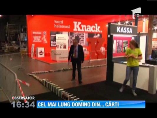 Cel mai lung lant de carti doborate in stil domino
