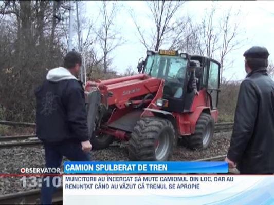 Iaşi: Un camion a fost spulberat de tren