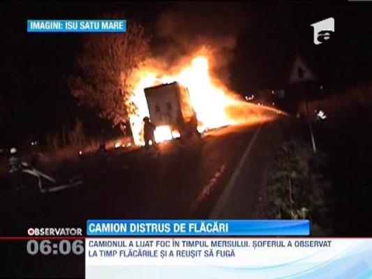 Un camion încărcat cu piese auto s-a făcut scrum pe o şosea din Satu Mare