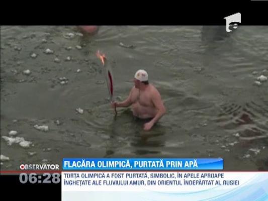 Flacăra olimpică, purtată prin apă