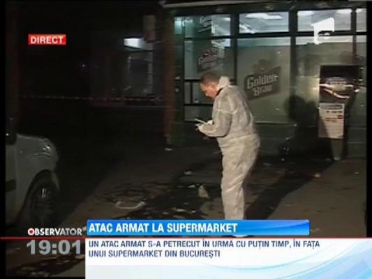 Atac armat în faţa unui supermarket! Mai mulţi oameni au fost împuşcaţi