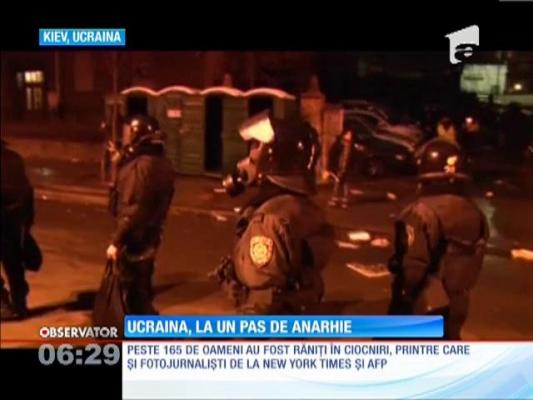 Ucraina este la un pas de anarhie! Sute de mii de oameni cer demisia guvernului