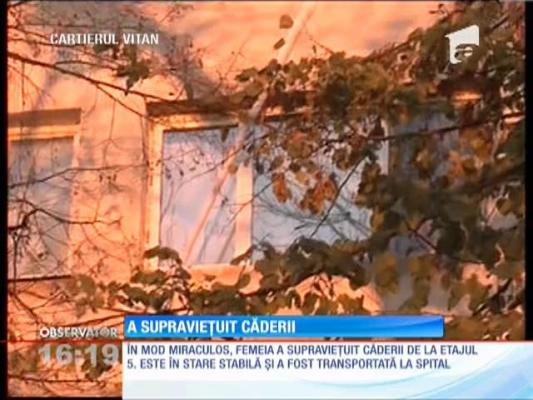 O bătrână de 70 de ani a supravieţuit miraculos unei căderi de la etajul 5