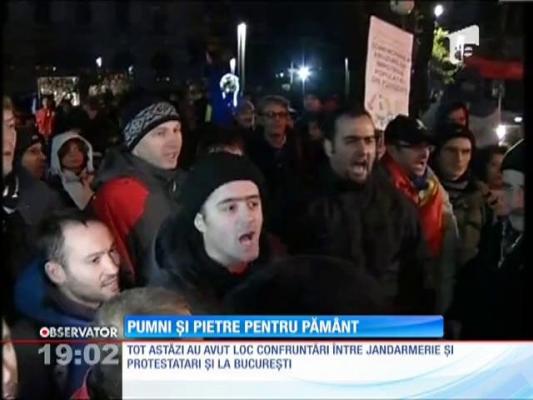 Imagini şocante la Pungeşti! Oamenii s-au bătut până la epuizare cu jandarmii