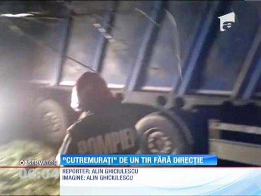 Un TIR scăpat de sub control a intrat în gospodăria unor oameni din Mehedinţi
