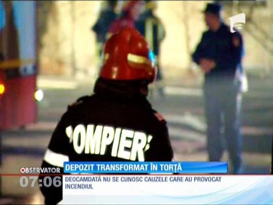 Un depozit de mobilă a fost mistuit de flăcări