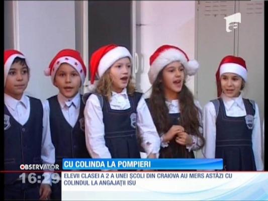 Elevii clasei a doua a unei şcoli din Craiova au mers cu colindul la pompieri