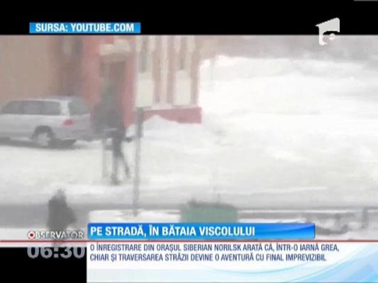 Viscolul din Siberia face aproape imposibilă traversarea străzilor