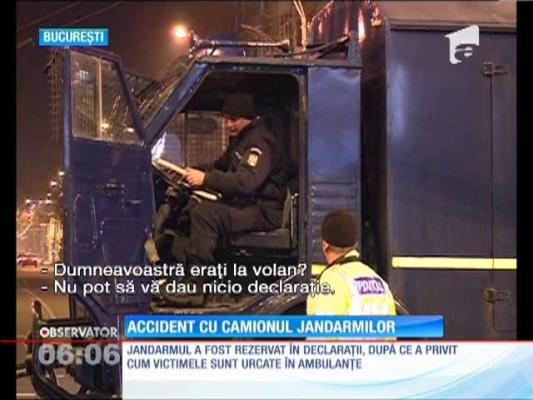 Un camion al jandarmilor a lovit un taxi. Doi oameni au ajuns la spital