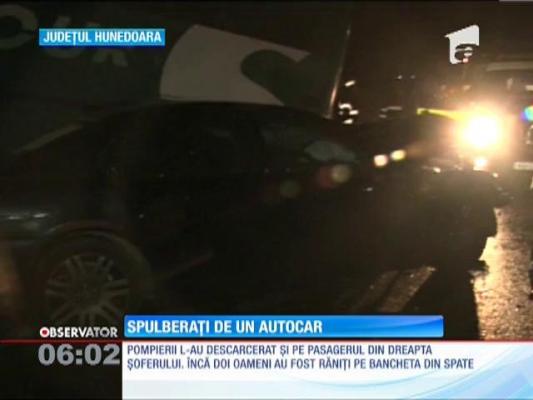 4 oameni spulberați de un autocar intrat pe contrasens