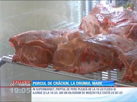 Porcul de Crăciun se vinde şi pe trotuar, în cuşcă!