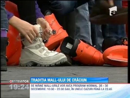 Mall-urile au fost luate cu asalt în prima zi de Crăciun