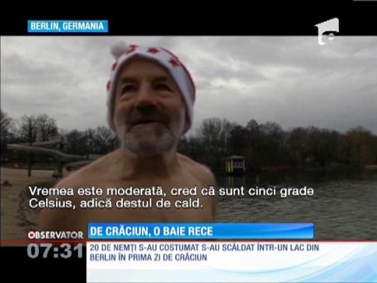 Zeci de nemți, aproape dezbrăcați, au facut o baie într-un lac înghețat