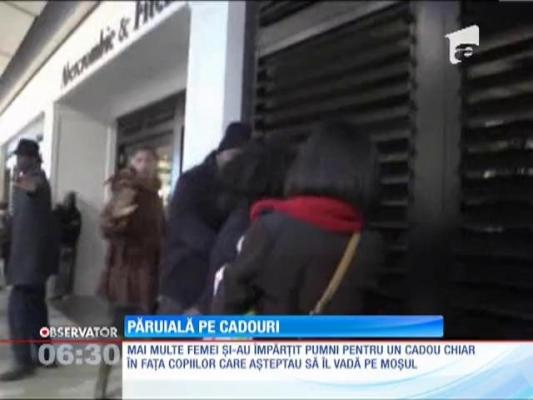 Mai multe femei s-au luat la bătaie pentru un cadou