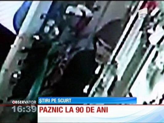 La 90 de ani, a pus pe fugă un hoţ care voia să îi jefuiască spălătoria