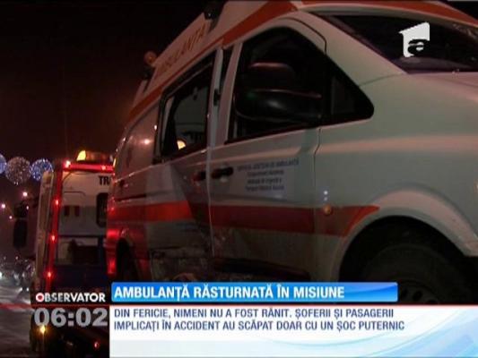 O ambulanță în misiune a fost izbită de un șofer grăbit