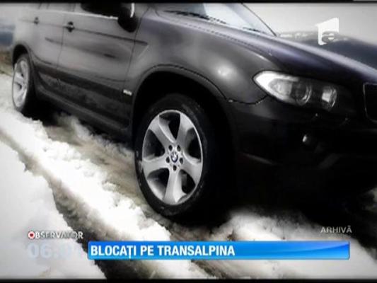 Înzăpeziţi pe Transalpina, salvați după 6 ore