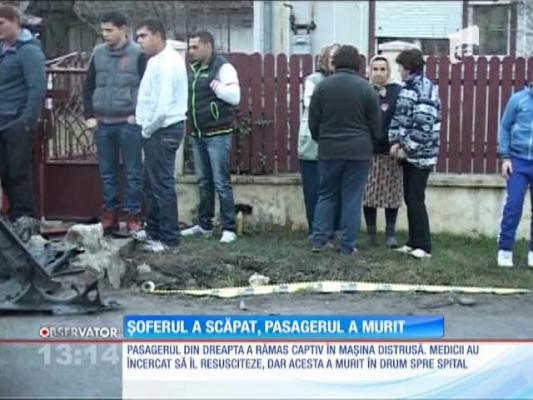 Un om a murit după ce maşina în care era pasager s-a izbit de un podeţ