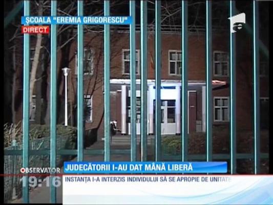 Bărbatul care s-a dezbrăcat în faţa unor eleve, cercetat în libertate
