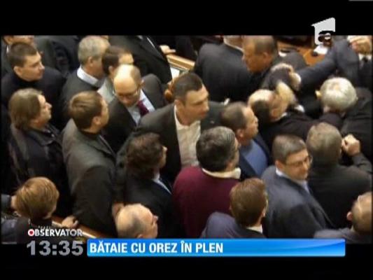 Parlamentarii ucrainieni, mai ceva CA LA NUNTĂ. S-au bătut cu OREZ în plen