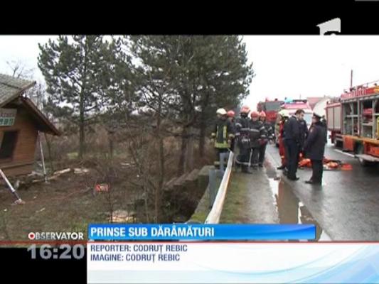 O baracă veche s-a dărâmat peste două tinere. Una dintre ele a murit pe loc